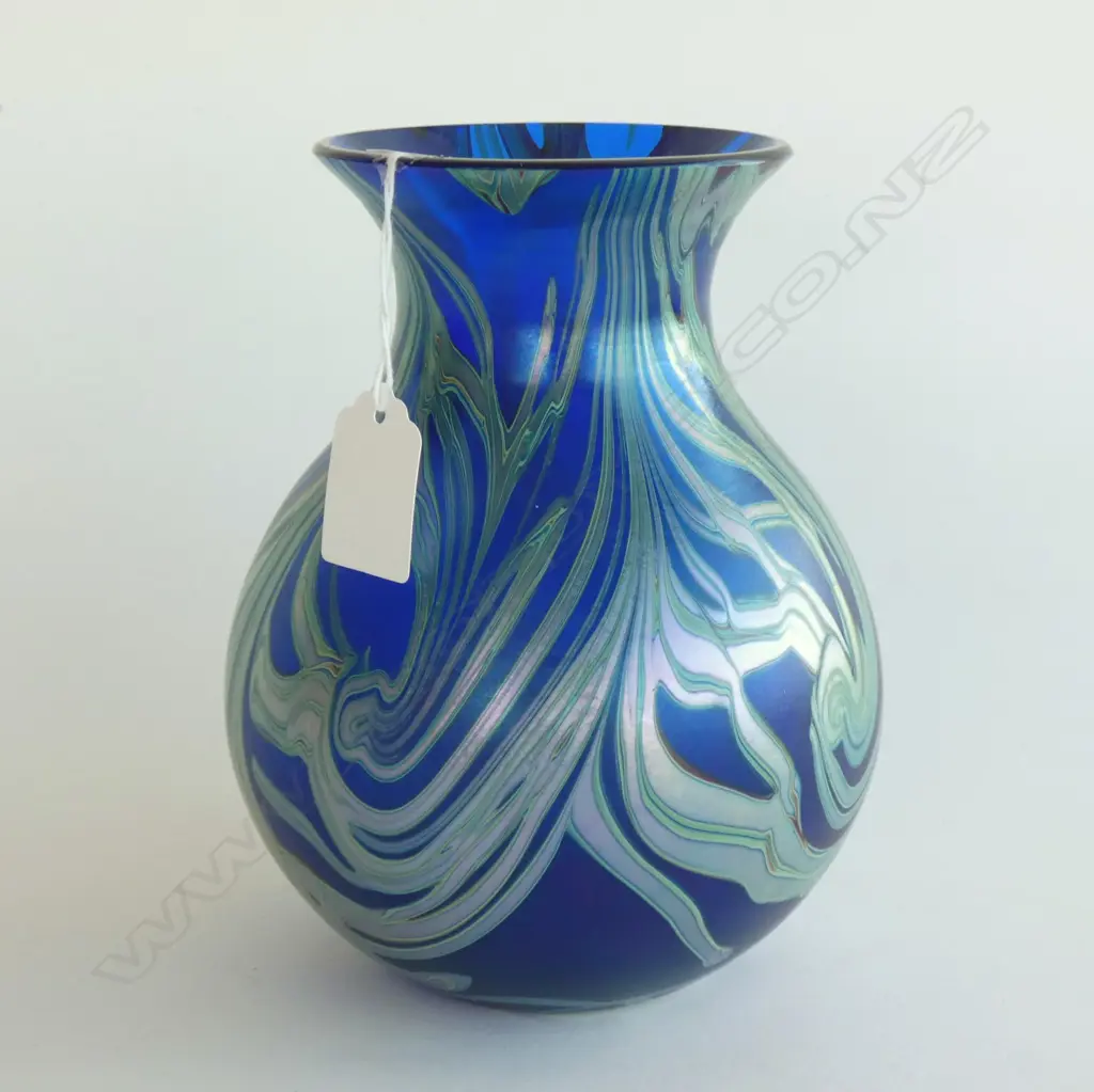 OKRA ENGLISH IRREDESCENT ART GLASS VASE H.175mm. Image 1++