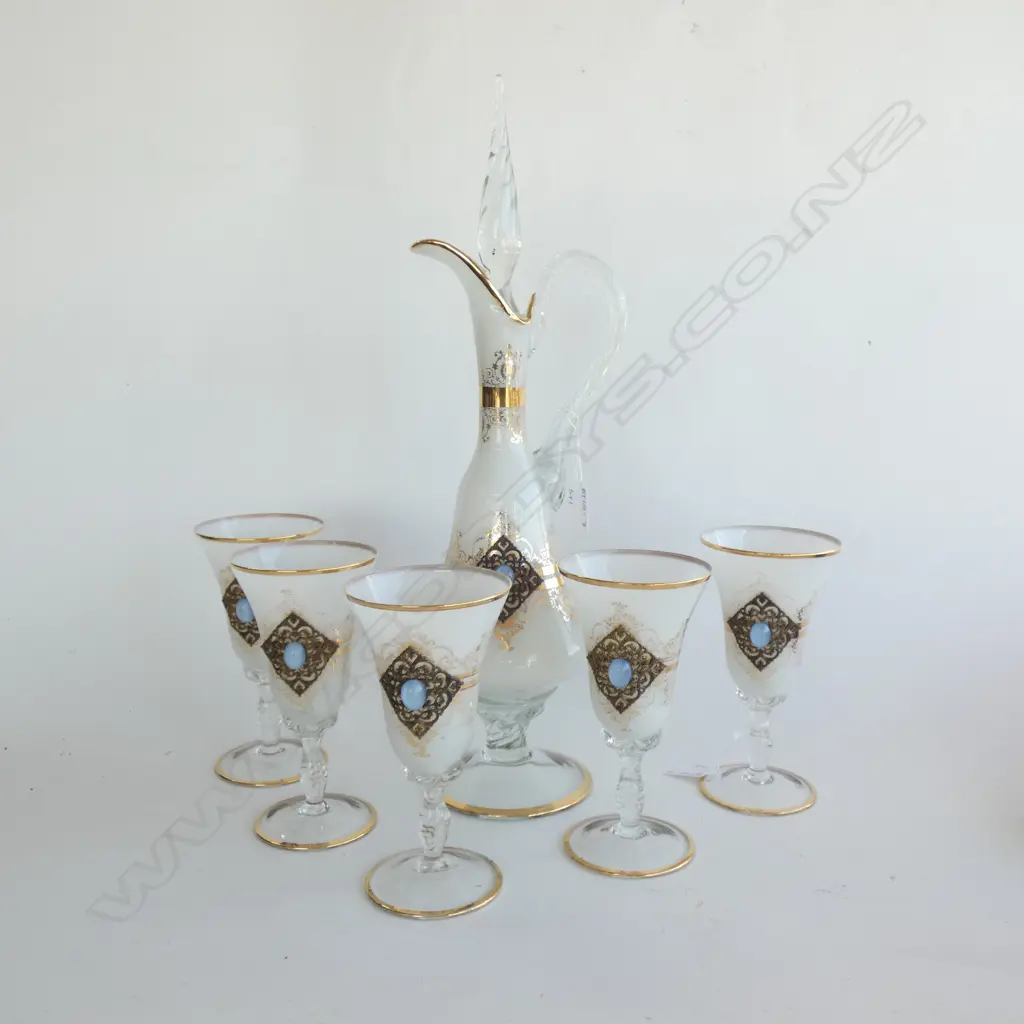 LG VENETIAN GLASS DECANTER (H 480MM) & 5 WINE GOBLETS H.180MM) ALL DECORATED WITH A GOLD DECAL & BLUE GLASS STONE Image 1++