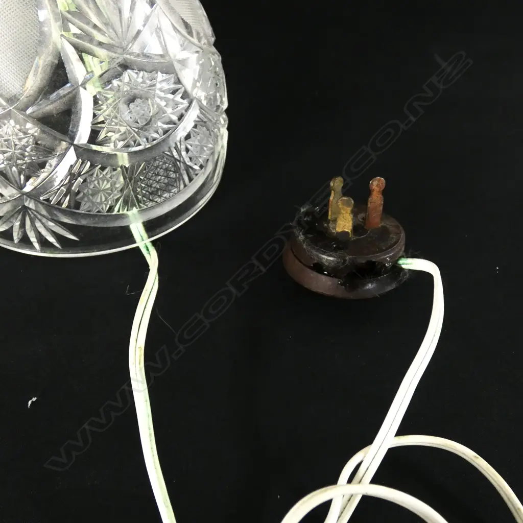 VINTAGE CUT CRYSTAL CUT GLASS TABLE LAMP H. 330MM Image 1++