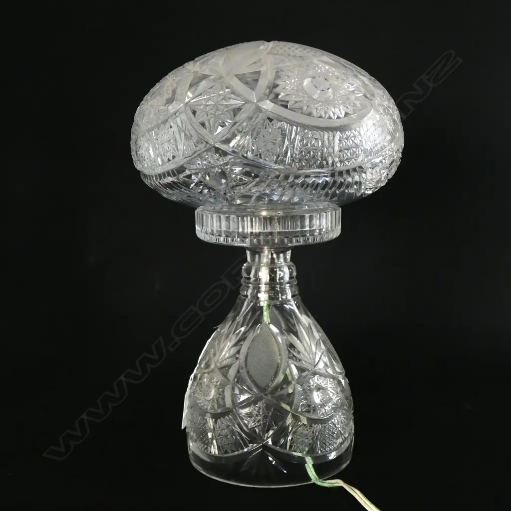 VINTAGE CUT CRYSTAL CUT GLASS TABLE LAMP H. 330MM Image 1++
