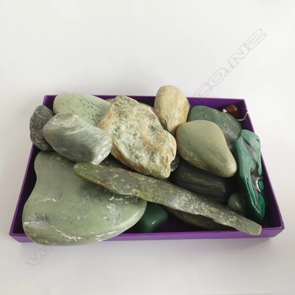 COLLECTION OF POUNAMU & OTHER STONES Image 1++