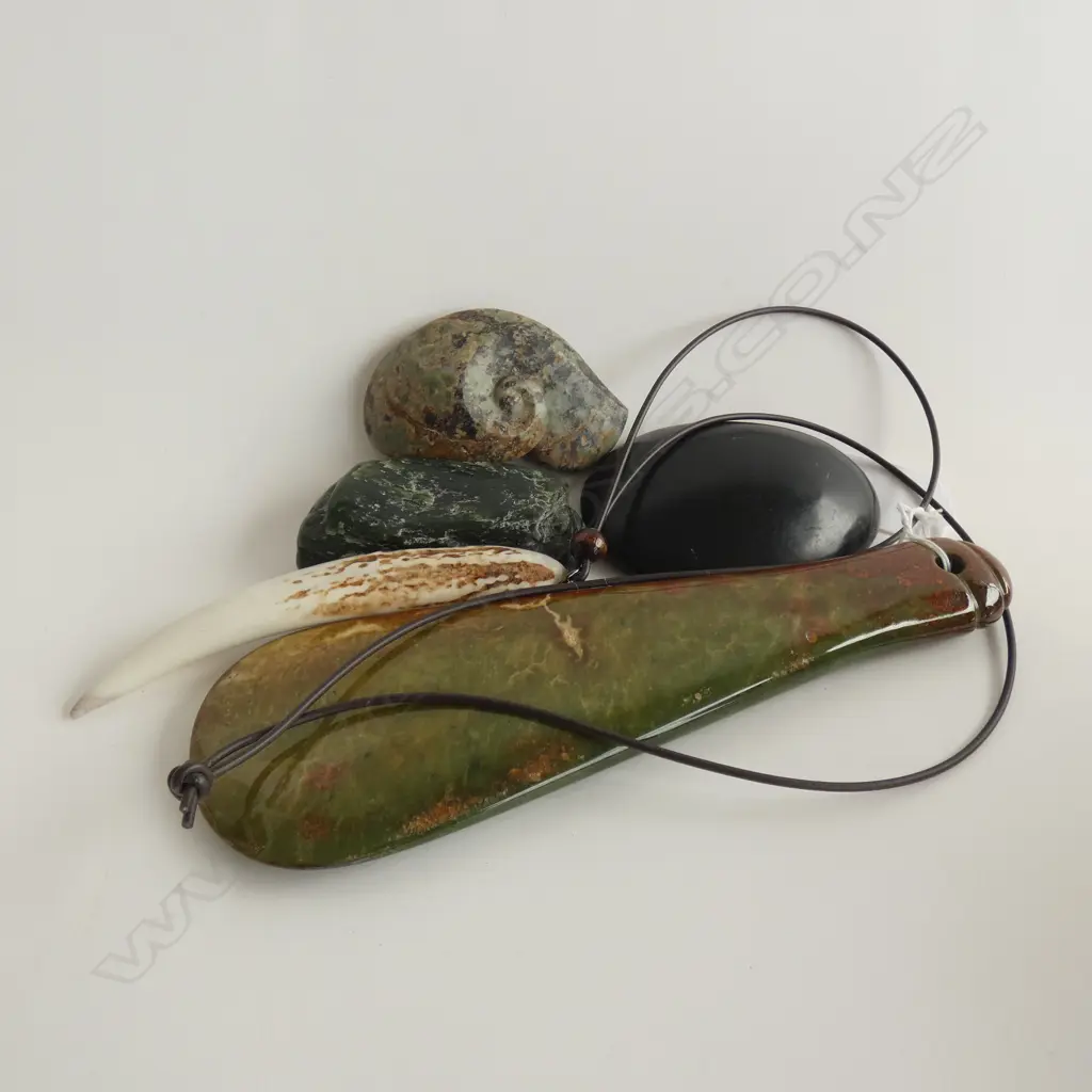 SMALL POUNAMU MERE, CARVED BOWENITE & ARGILLITE; &  ANTLER PENDANT (5) Image 1++