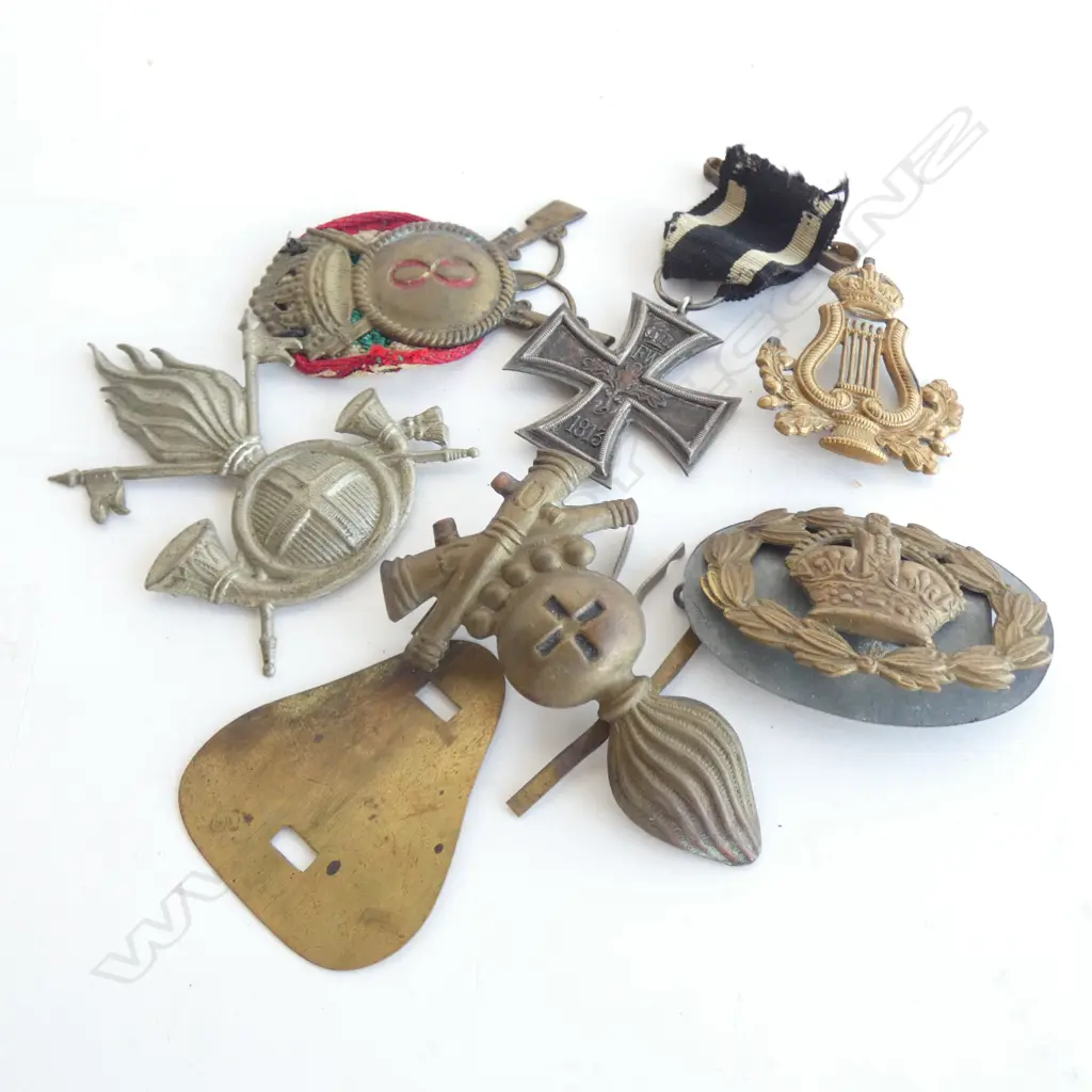 BAG OF 5 ASST. WAR BADGES & MEDAL  Image 1++