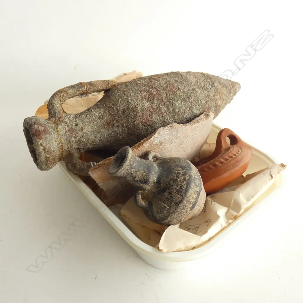 SELECTION OF ANTIQUARIAN FINDS, FRAGMENTS, AMPHORA & REPLICA OIL LAMP Image 1++