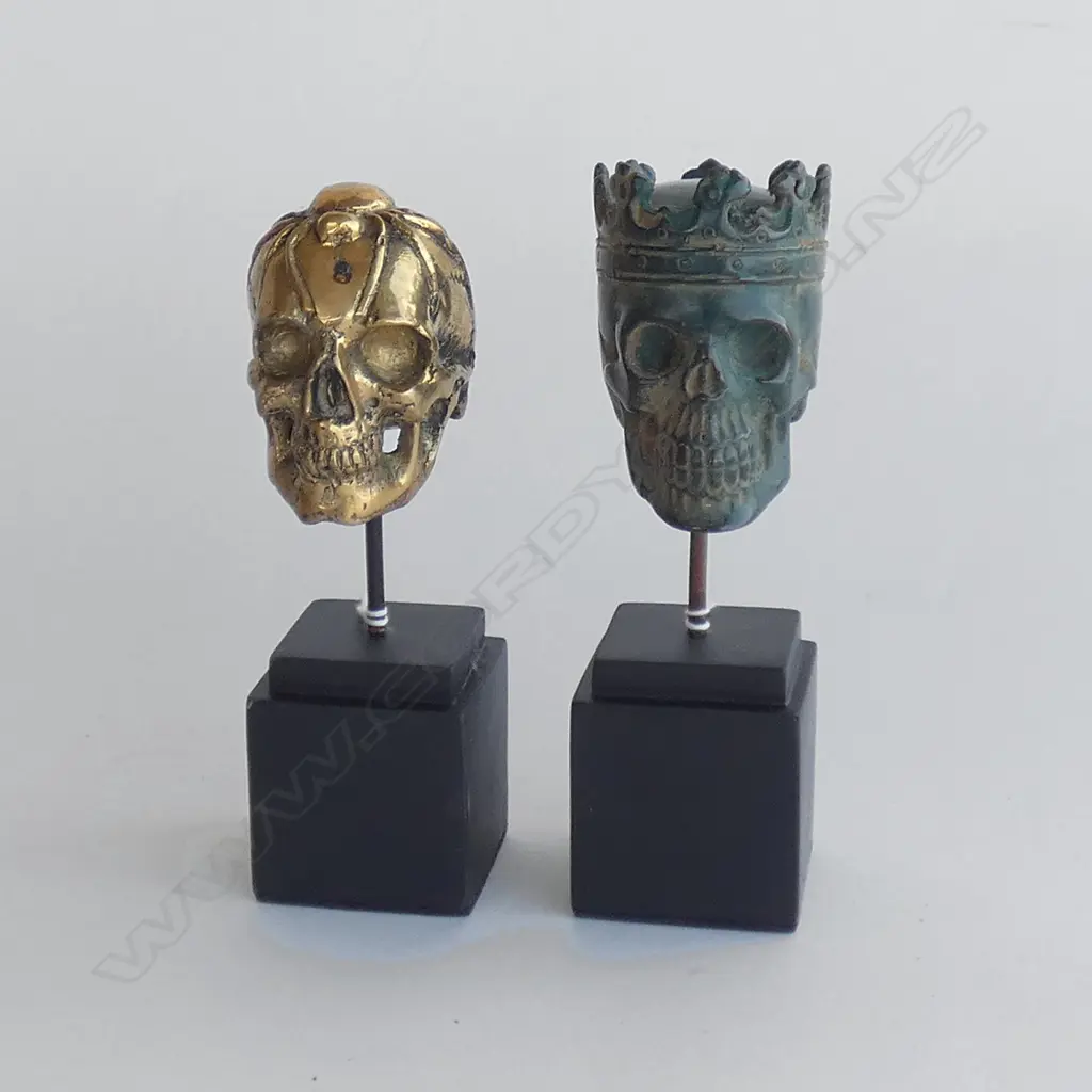 2 METAL SKULLS ON STANDS H 170MM Image 1++