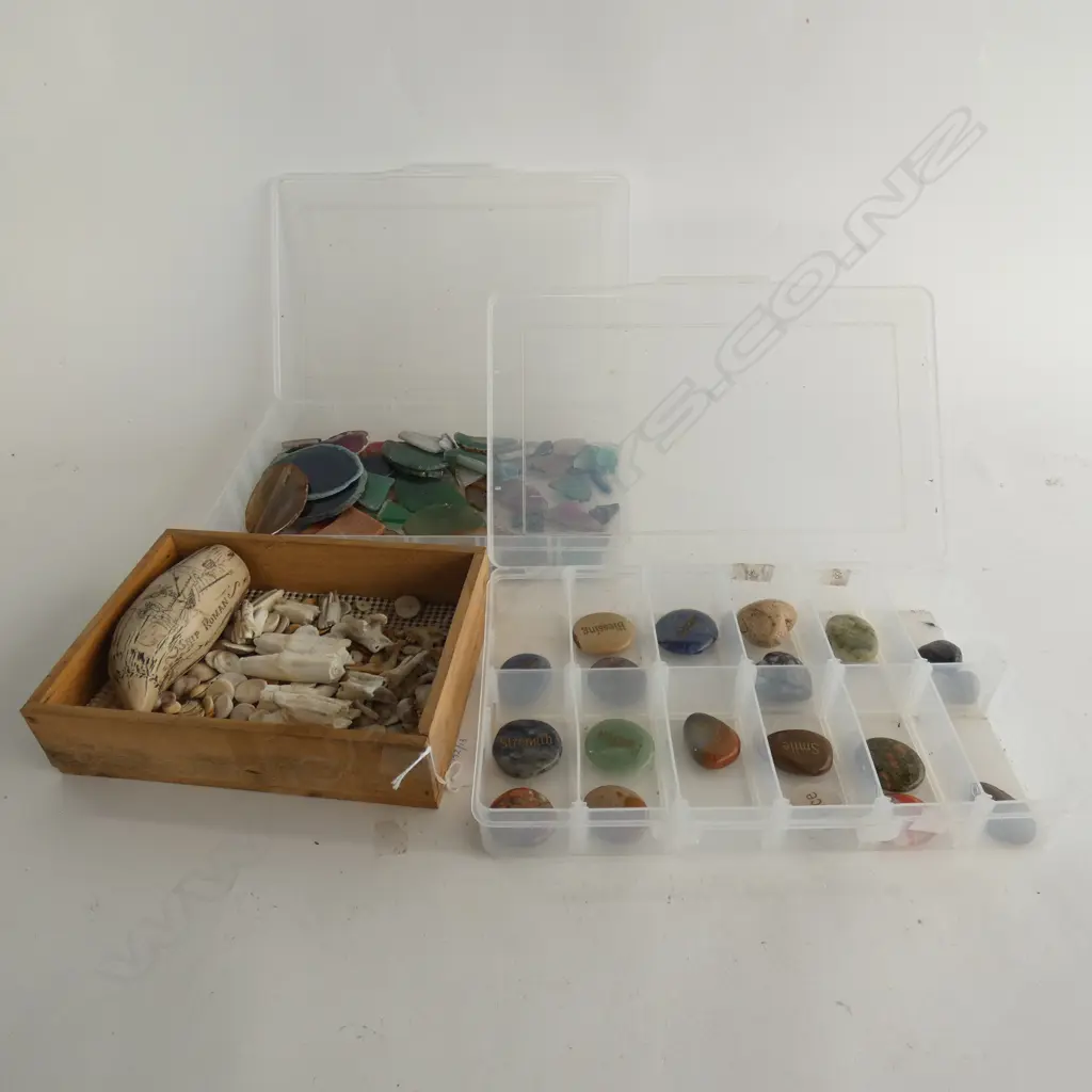 3 TRAYS ASST. POLISHED STONES, CRYSTAL SLICES, RESIN SCRIMSHAW ETC Image 1++