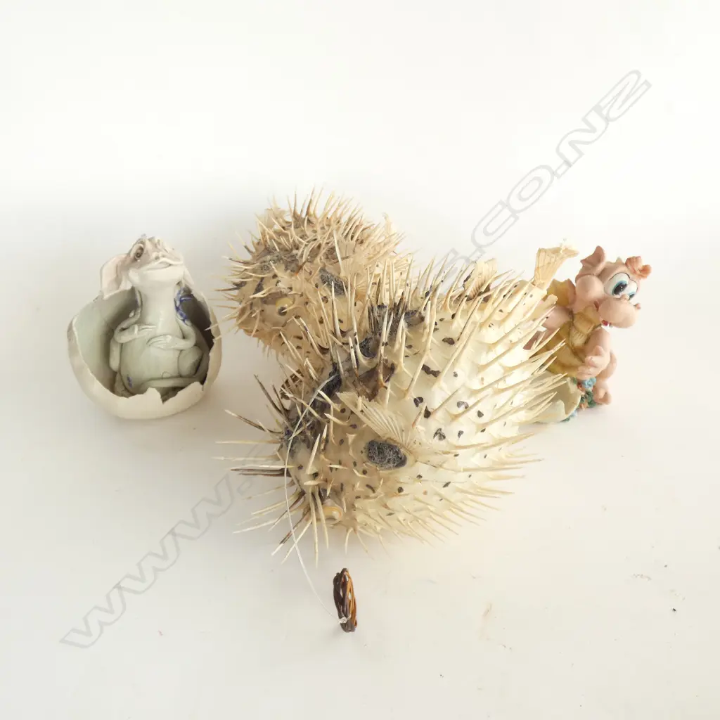 BOX LOT 2 PUFFER FISH + 2 CERAMIC DRAGONS Image 1++
