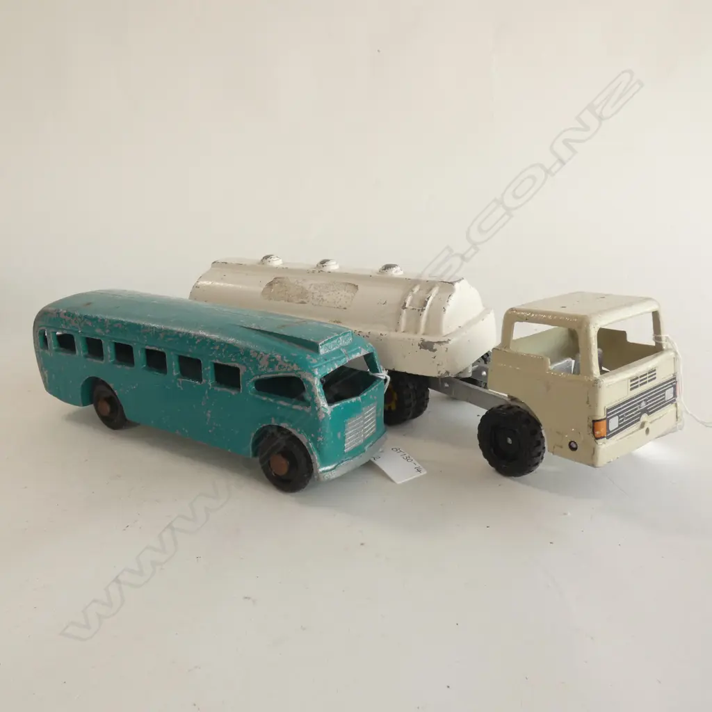 (17811) 2 VINTAGE DIE CAST TOYS; BUS (L 260MM) & TANKER TRAILER TRUCK (L 365MM) (SOME AGE WEAR TO PAINT) Image 1++