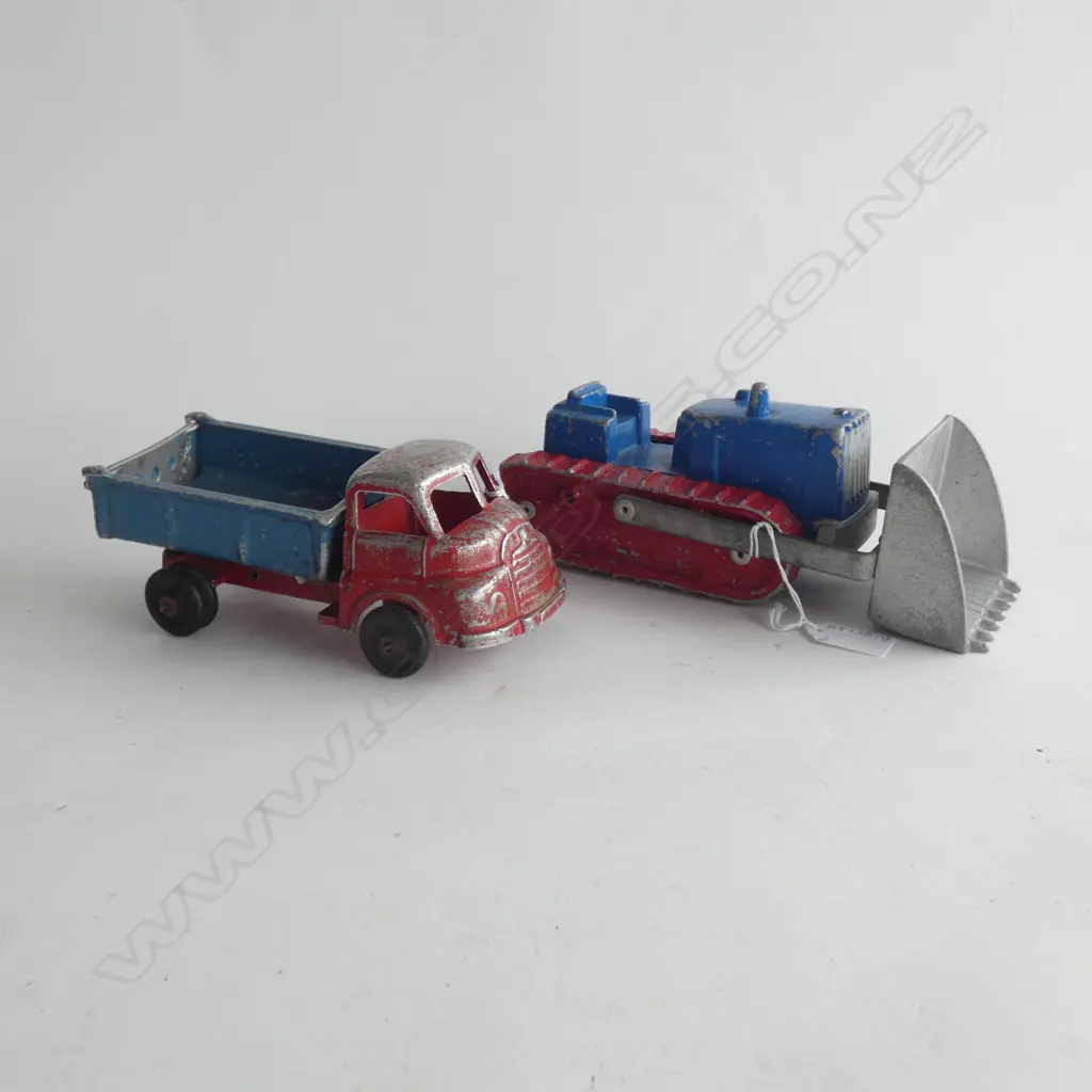 (17811) VINTAGE DIE CAST DIGGER (L 250MM)  & M&B TIPPER TRUCK (L 190MM) SOME AGE WEAR TO PAINT) Image 1++