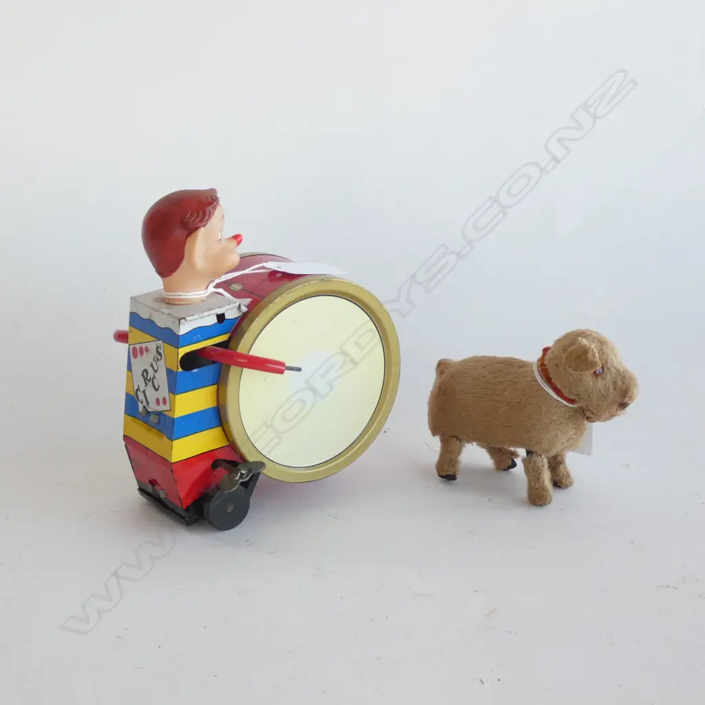 TIN PLATE CIRCUS DRUMMER (H.150MM) & OLD WIND UP TERRIER DOG (L 110MM) + KEY  Image 1++
