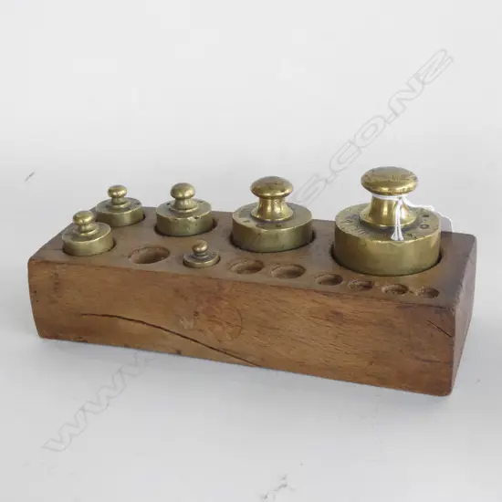 6 BRASS METRIC WEIGHTS IN TIMBER BLOCK L.215mm