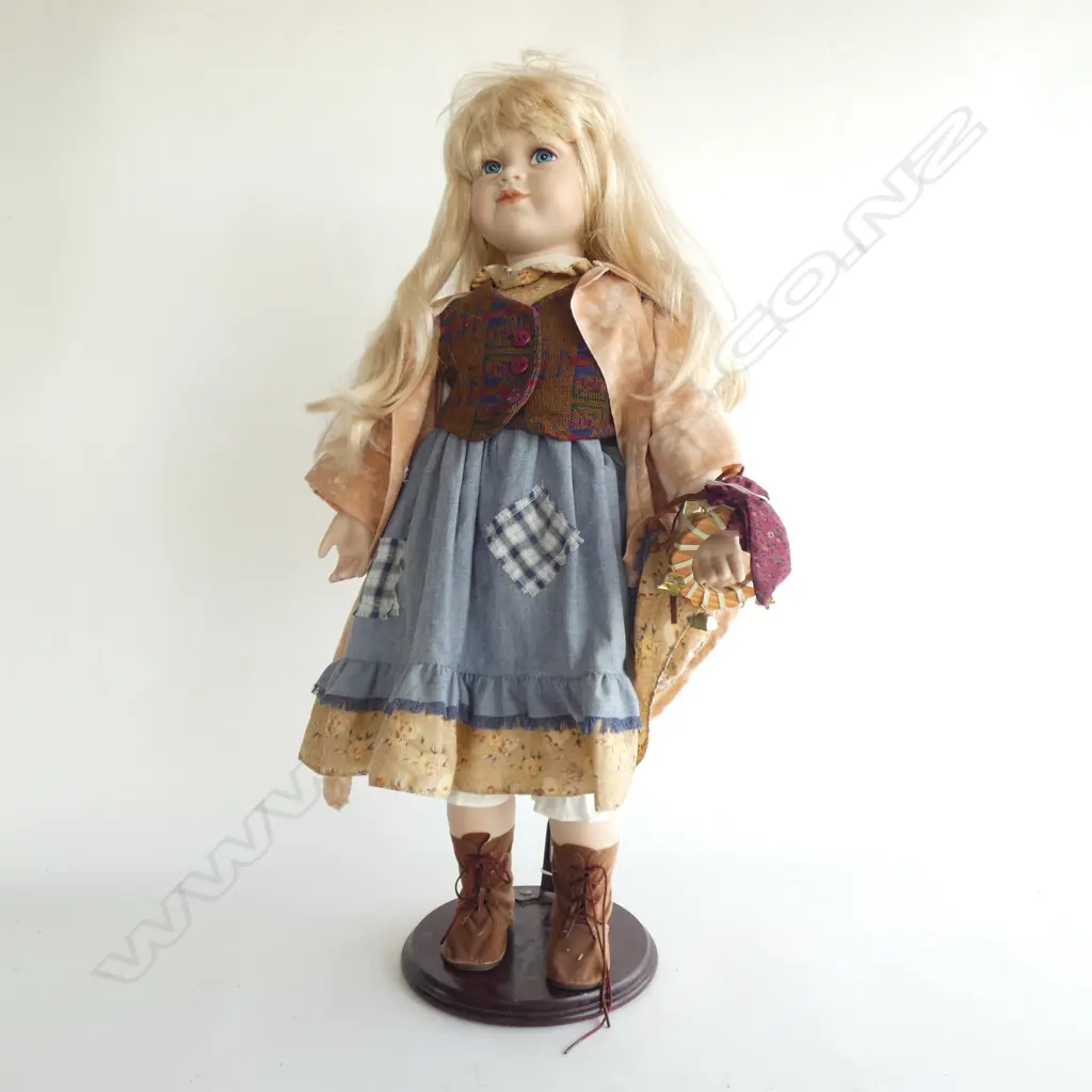 LG HILLVIEW LANE PORCELAIN DOLL ON WOODEN STAND H. 670MM Image 1++