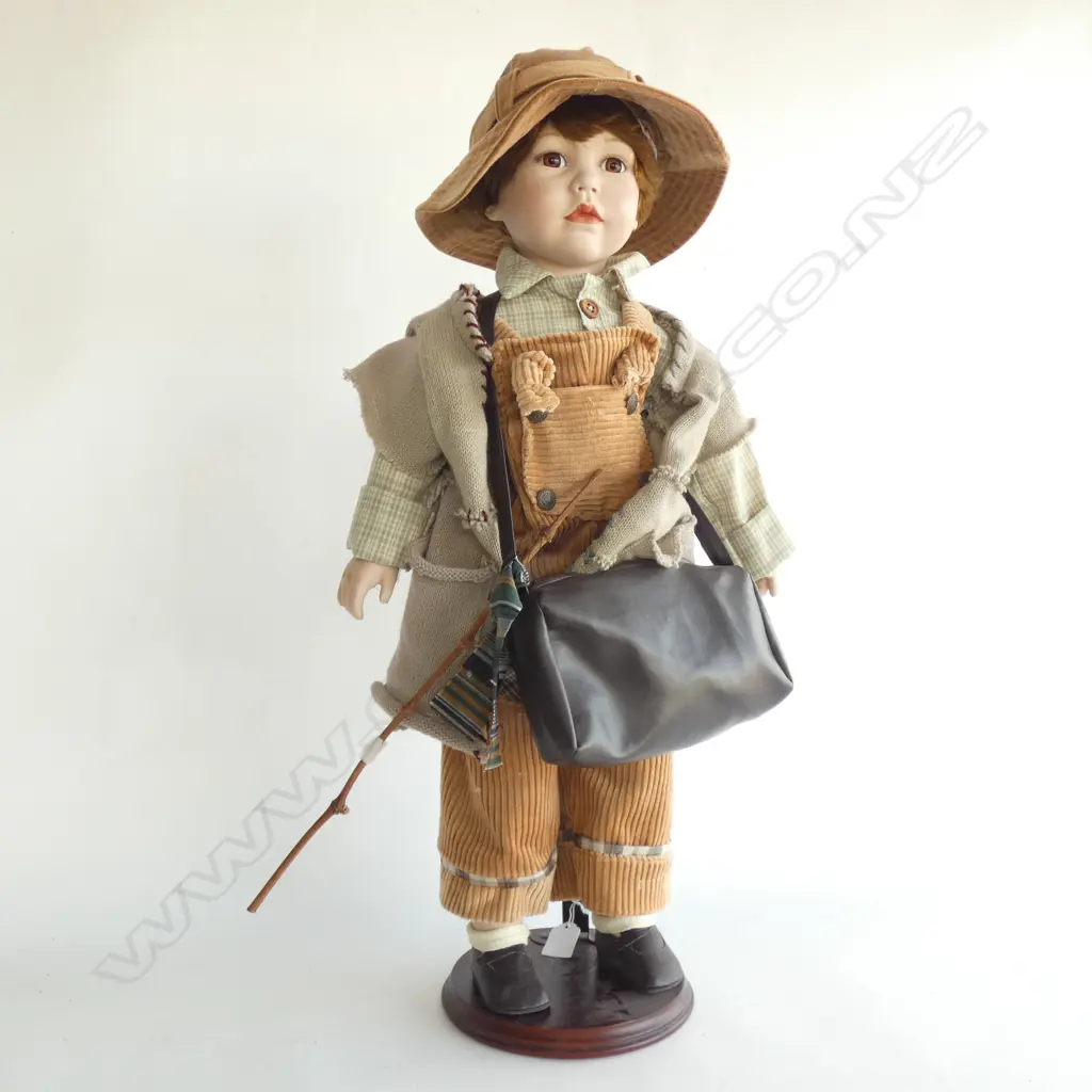 LG HILLVIEW LANE PORCELAIN BOY DOLL ON WOODEN STAND H. 700MM Image 1++