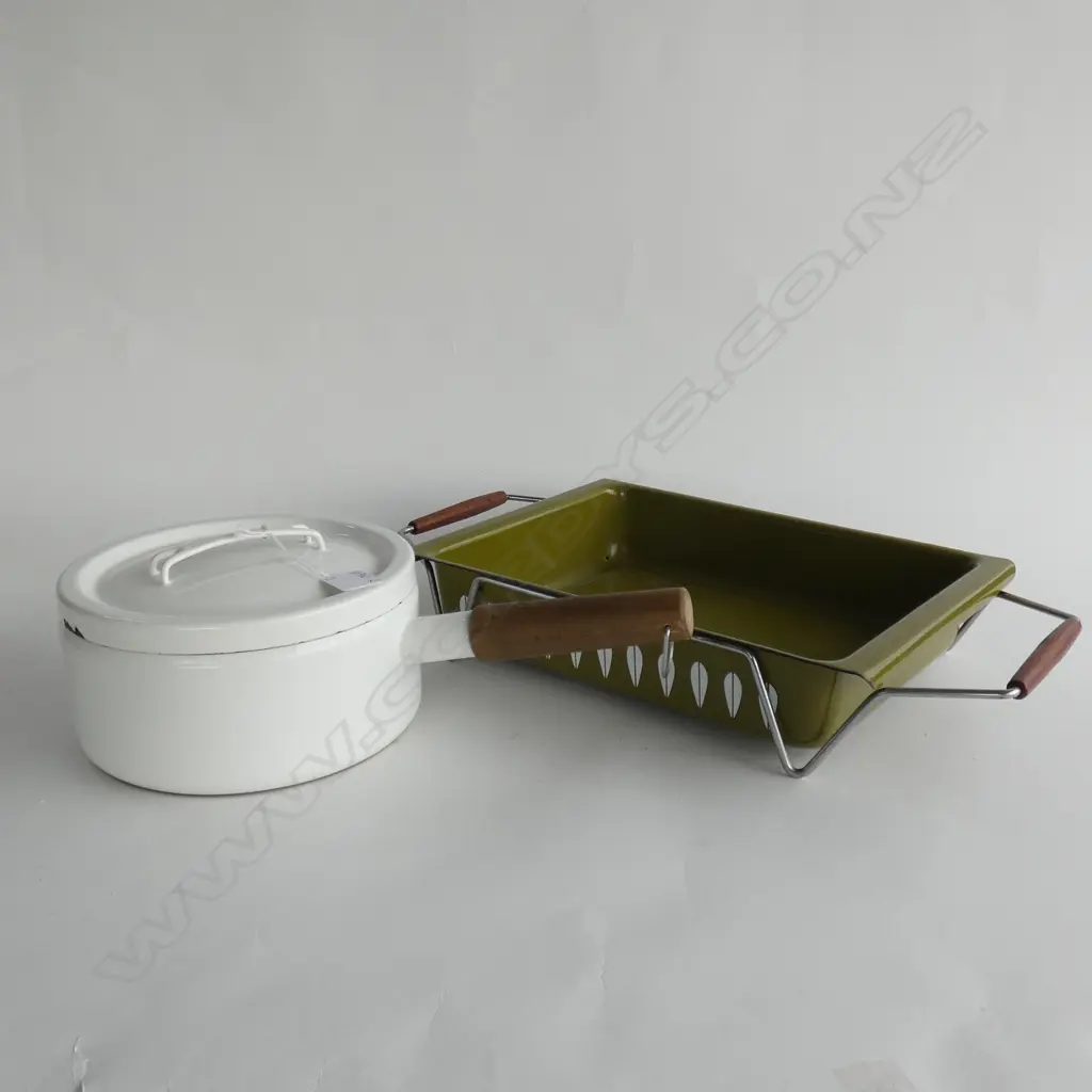 RETRO WHITE ENAMEL SAUCEPAN & LID - DIA 200MM & OLIVE GREEN & WHITE BAKING DISH WITH STAND (340 X 230MM) Image 1++
