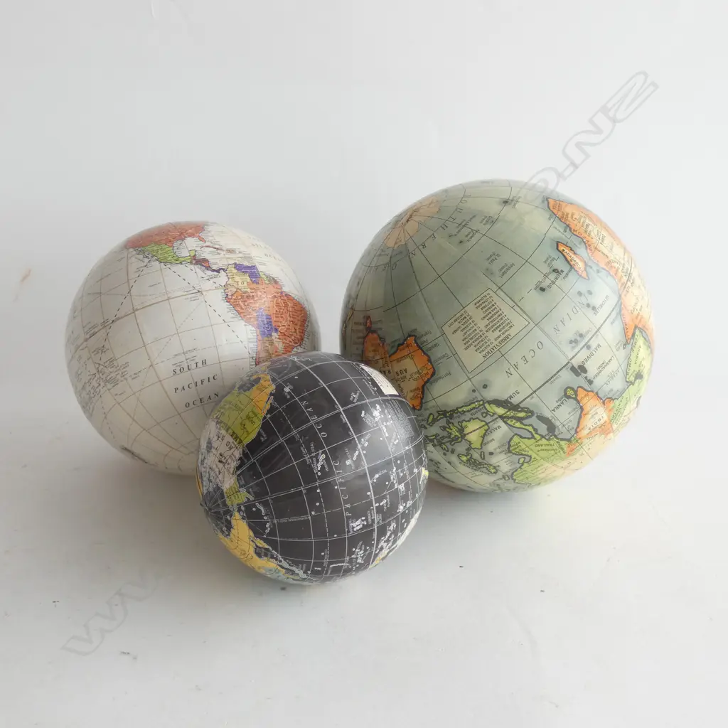 3 GRADUATING SMALL GLOBES OF THE WORLD. LGEST Dia.125mm Image 1++