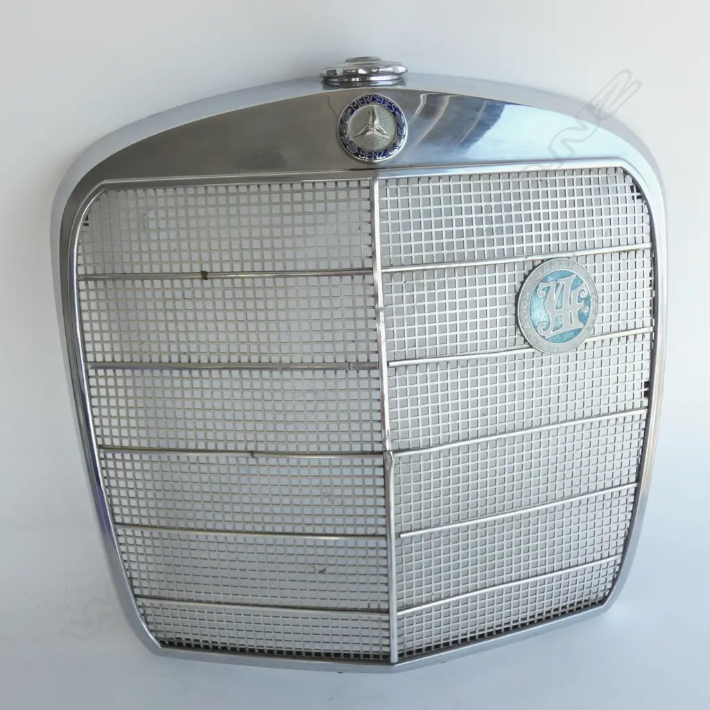 MERCEDES BENZ GRILL W111. 660mm W, 610mm H. Image 1++