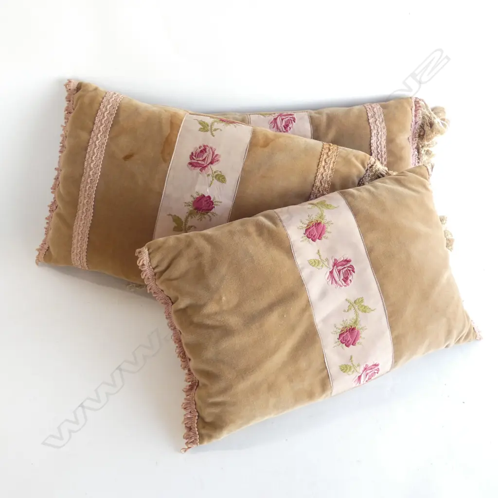 3 VINTAGE VELVET CUSHIONS... Image 1++