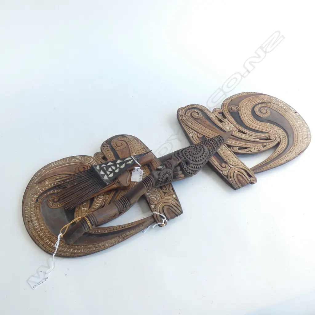 LG WOODEN CARVING (L 720MM) + 1 SM (L 455MM) & 2 PACIFIC ISLAND COMBS Image 1++