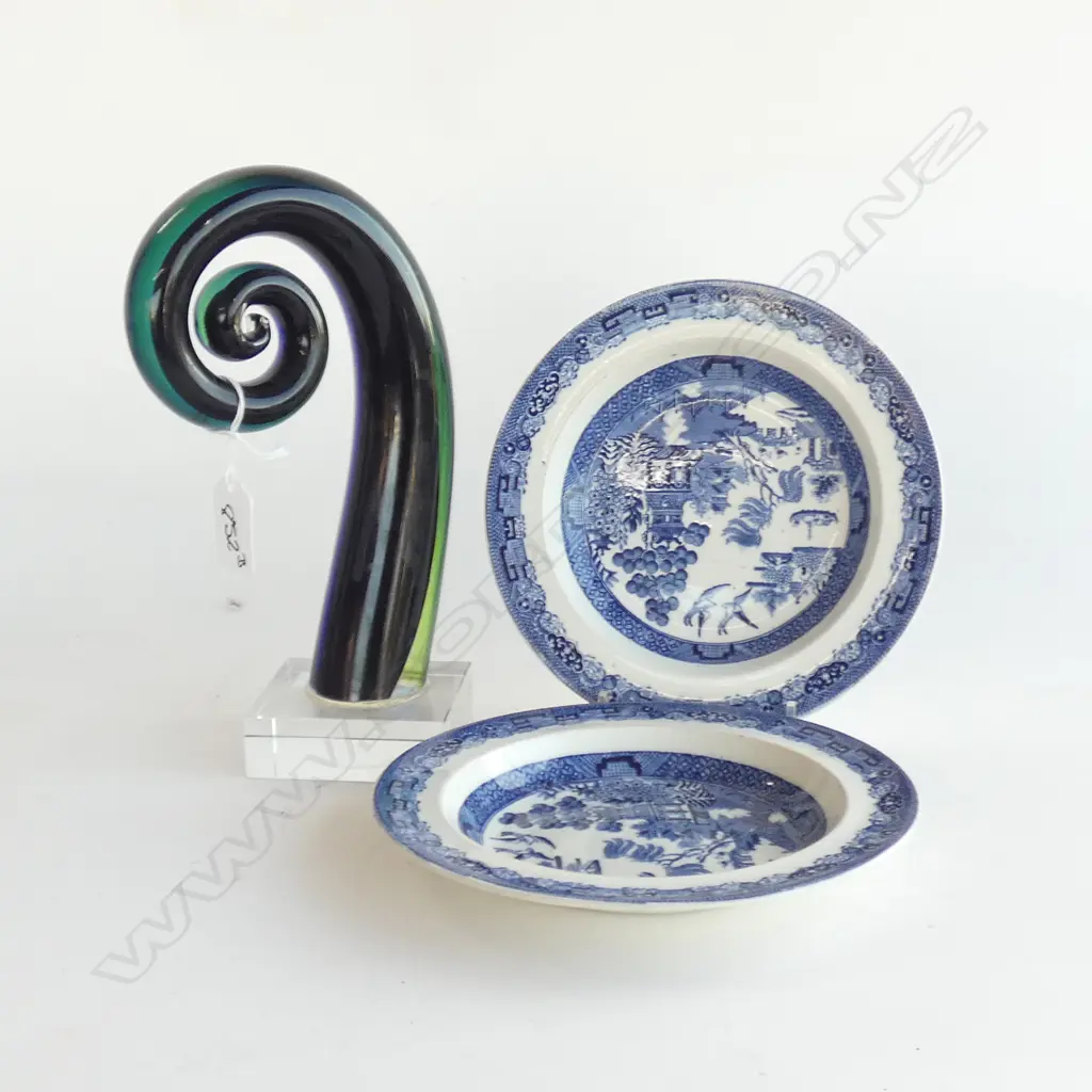 GLASS ART KORU + 2 SMALL WEDGWOOD B/W WILLOW SAUCERS 180mm dia Image 1++