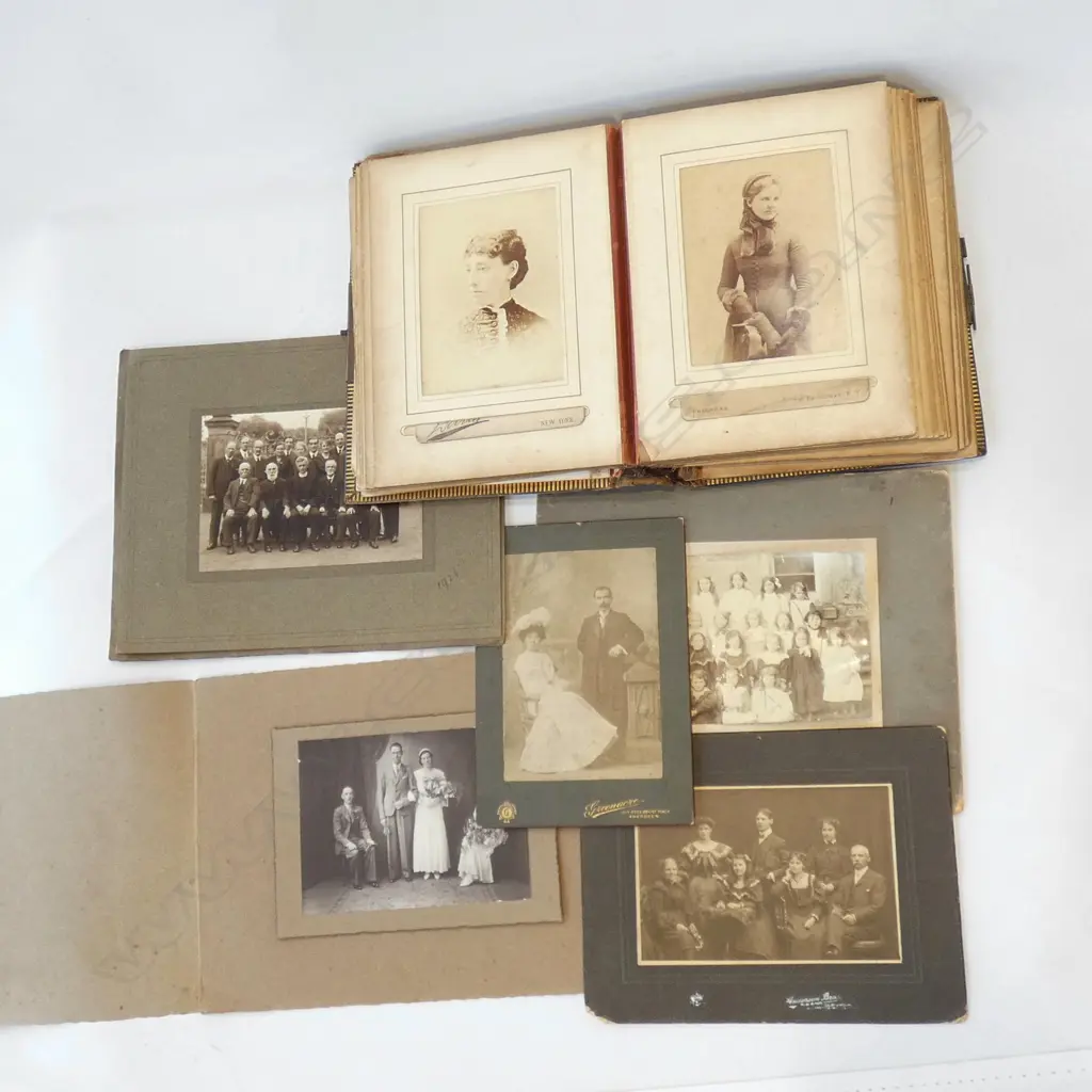 EARLY 20thC PHOTO ALBUM + 5 CARD MOUNTED PHOTOS Image 1++