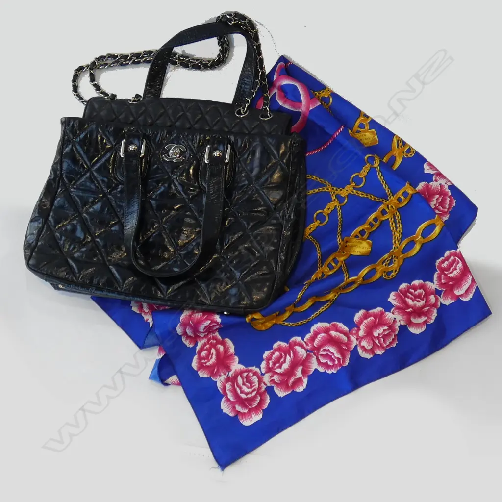 BLACK LEATHER FAUX 'CHANEL' BAG + SCARF  Image 1++