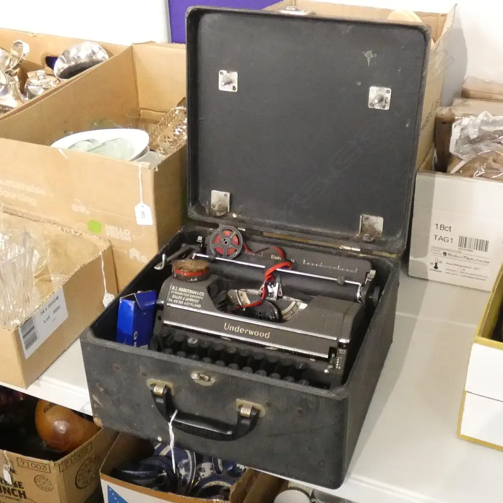 VINTAGE 'UNDERWOOD' TYPE WRITER, CASED Image 1++
