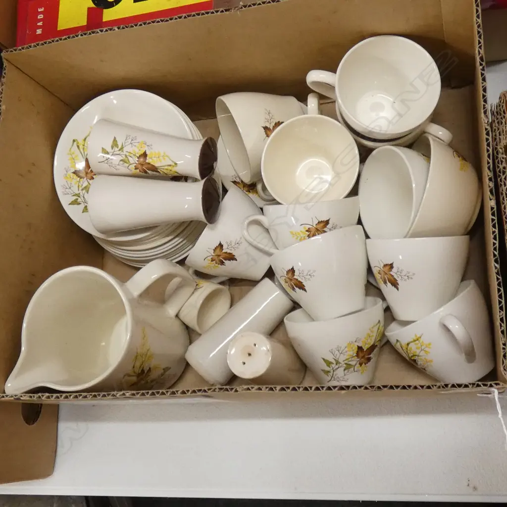BOX LOT CROWN LYNN TEA SET ETC Image 1++