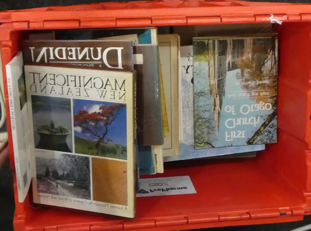 BOX OF COLLECTIBLE BOOKS ON NEW ZEALAND.... Image 1++