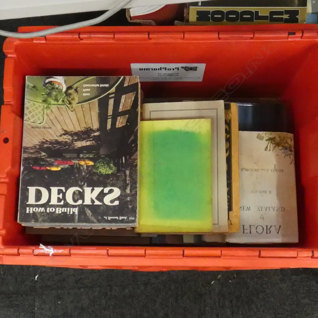 BOX OF COLLECTIBLE BOOKS ON NEW ZEALAND.... Image 1++