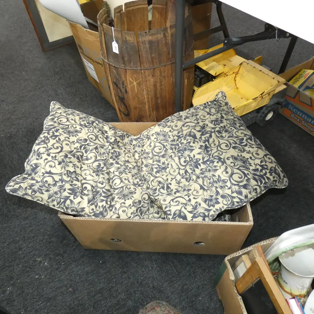 4 BLUE & TAN CUSHIONS OR CHAIR PAD Image 1++