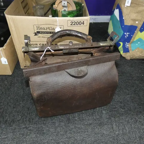 OLD LEATHER DOCTORS BAG & CONTENTS