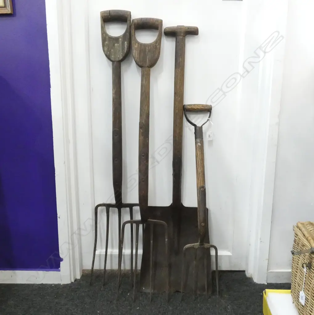 4 VINTAGE GARDEN TOOLS; SPADE & 3 HOES Image 1++