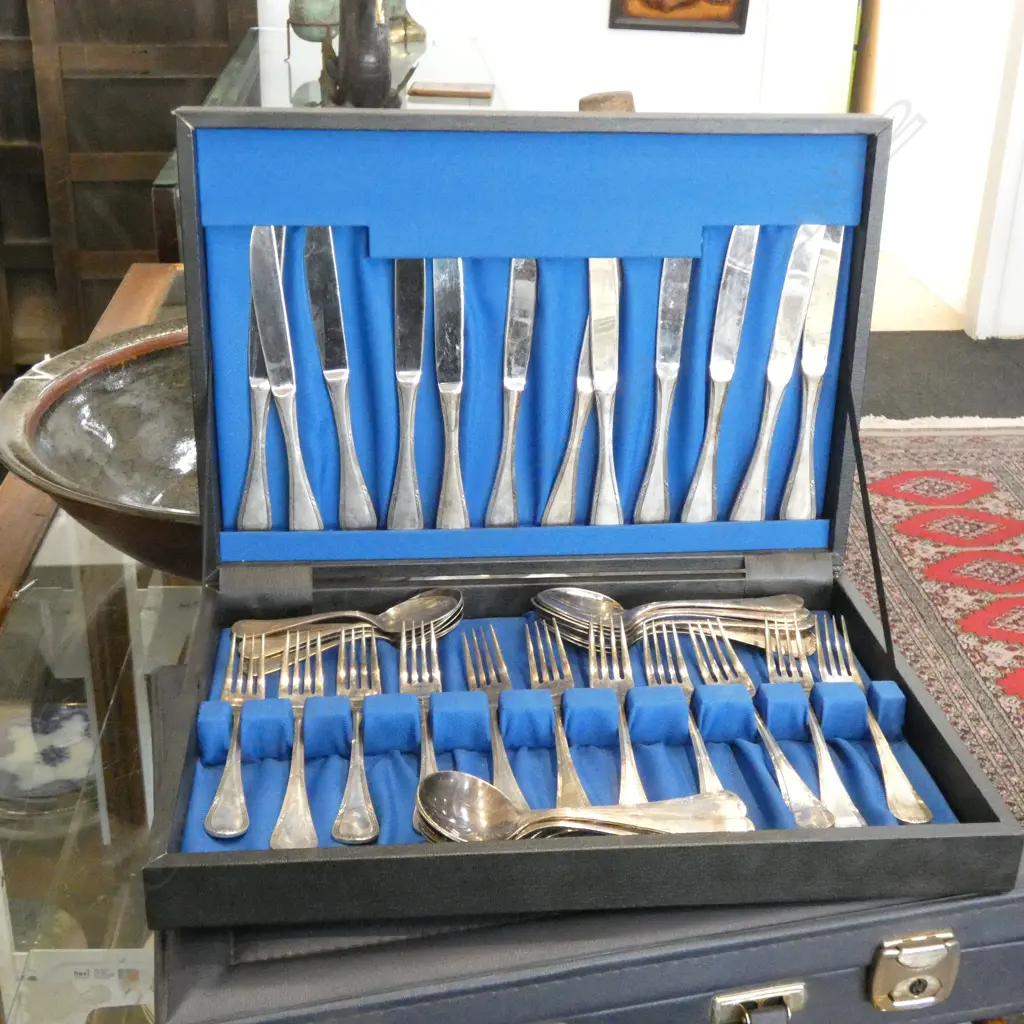 CUTLERY CASE & CONTENTS Image 1++