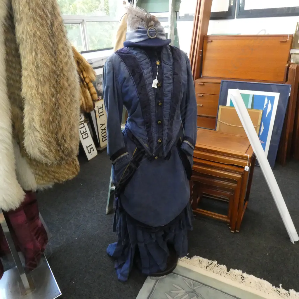 DISPLAY MODEL WITH LADIES VINTAGE STYLE DRESS & HAT Image 1++