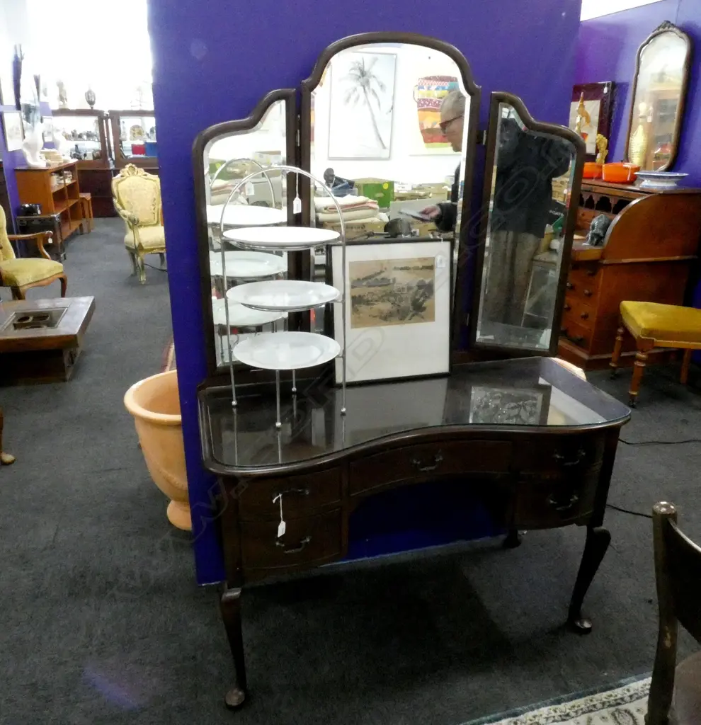 QUEEN ANNE STYLE DRESSING TABLE w. 3 PART MIRROR Image 1++