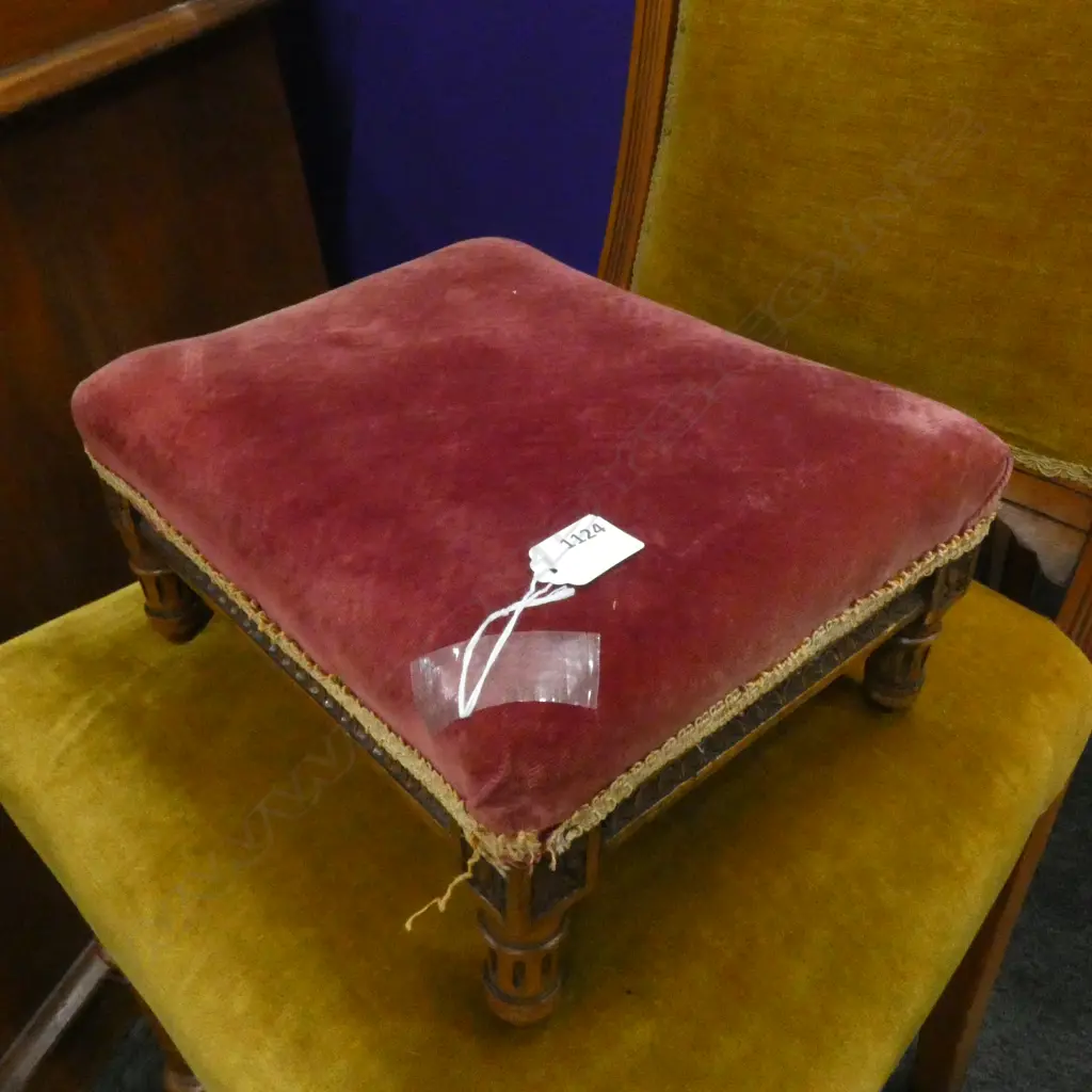 SMALL VINTAGE STOOL310x250mm Image 1++