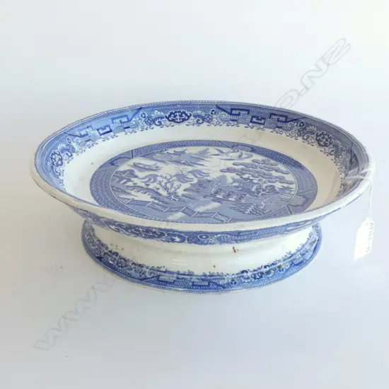 A SHAW STAFFORDSHIRE BLUE WILLOW PATTERN TAZZA ON STAND (DIA  295MM)