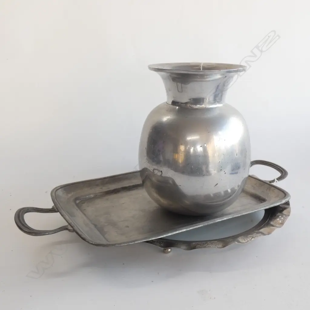 2 METAL TRAYS & VASE H250MM Image 1++