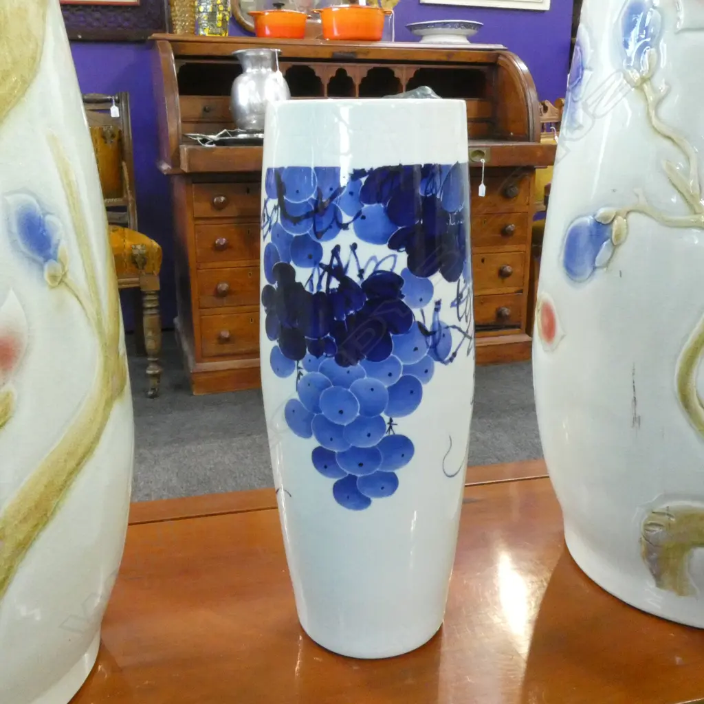 CHINESE PORCELAIN VASE w. BLUE GRAPES H.450mm Image 1++