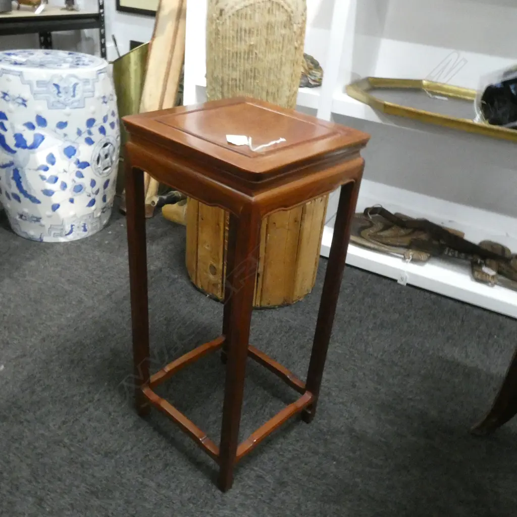 HARDWOOD VASE TABLE H547 W240mm Image 1++