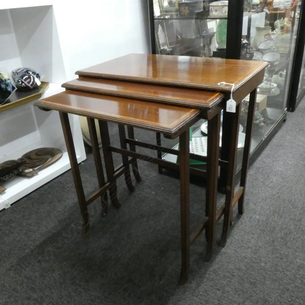 3 NESTING MAHOGANY TABLES Image 1++