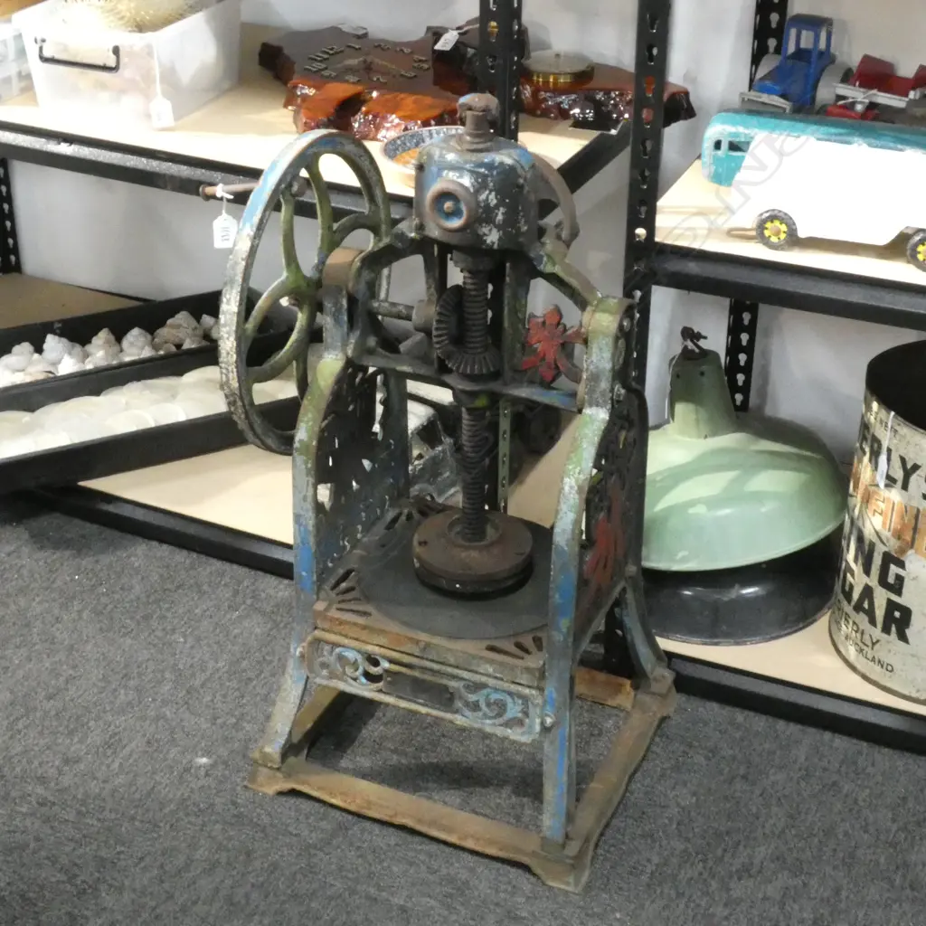 VINTAGE IRON ICE PRESS H780mm Image 1++