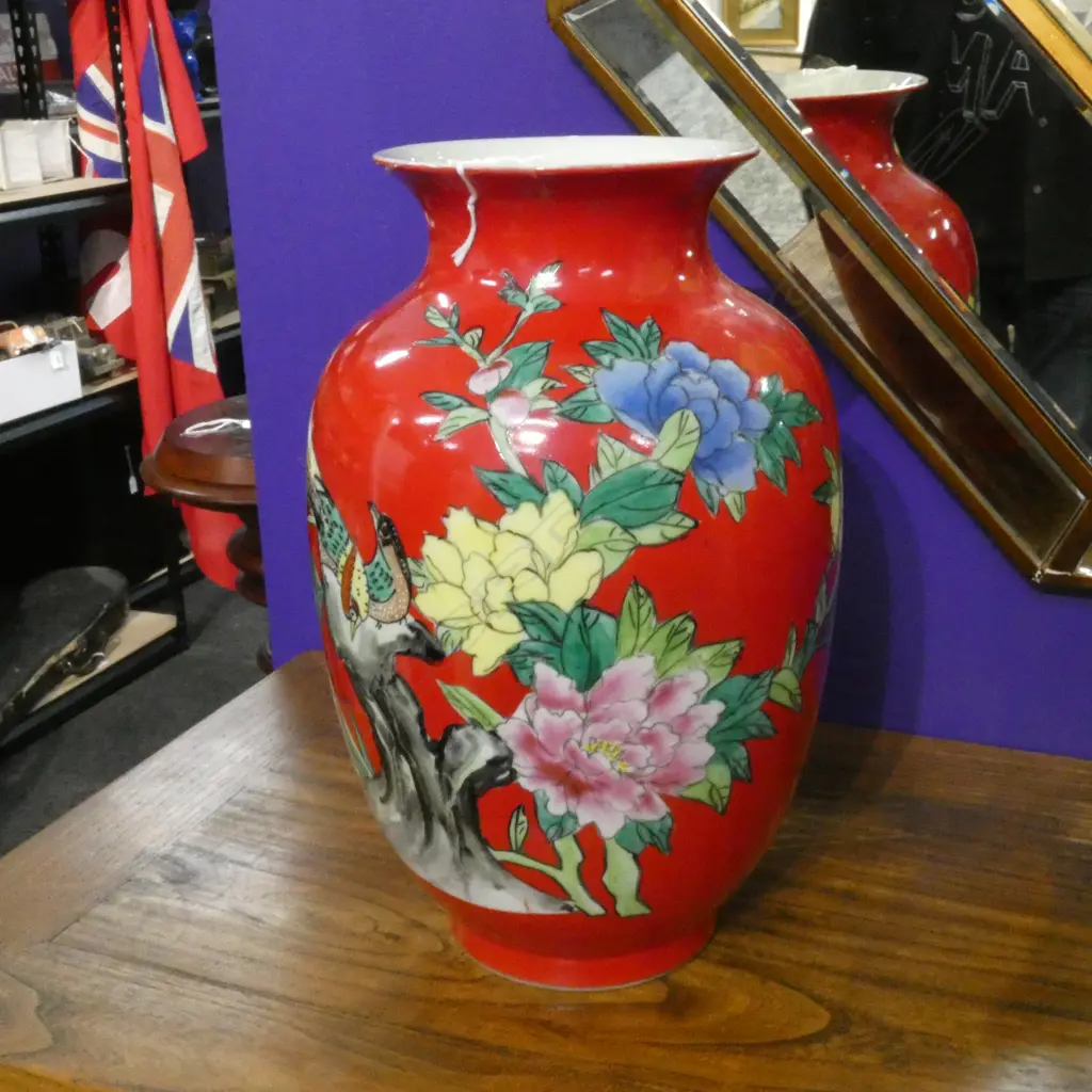 CHINESE PORCELAIN VASE w. FLORAL SCENE & RED GROUND H.290mm Image 1++