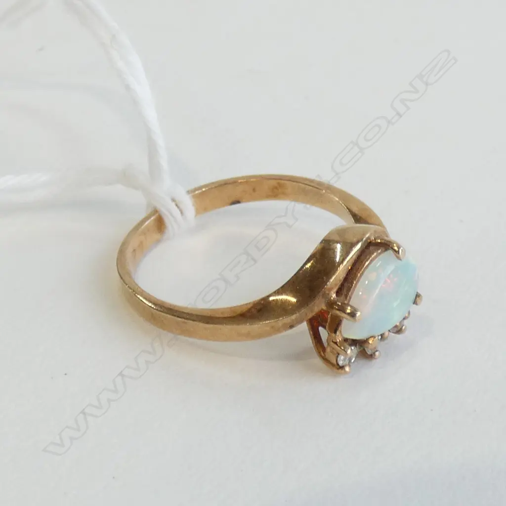 9CT OPAL RING w 3 DIAMONDS 2.5 GRAMS Image 1++