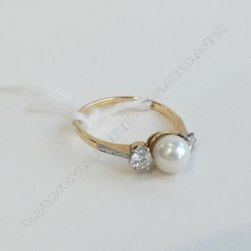 18CT GOLD PEARL AND DIAMOND RING 3.16gm Image 1++