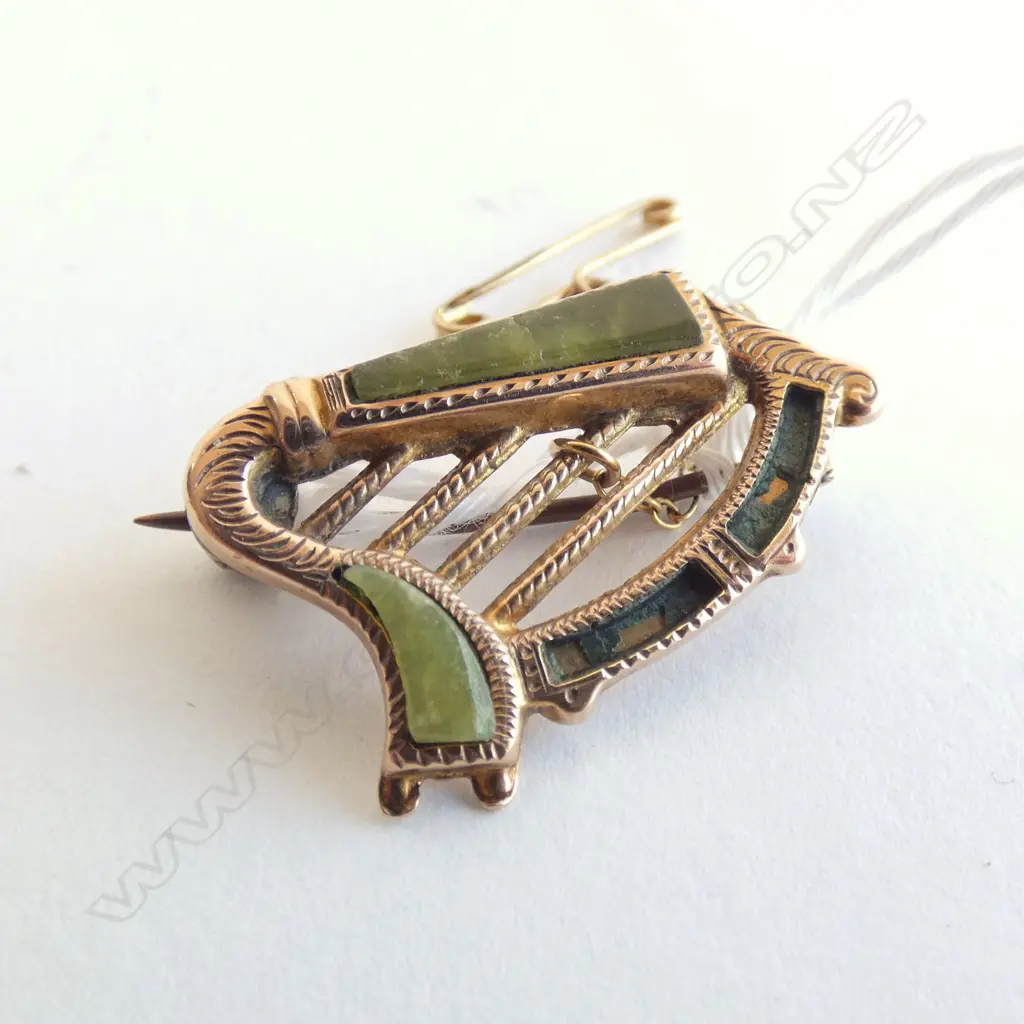9CT & GREENSTONE LYRE BROOCH AF Image 1++