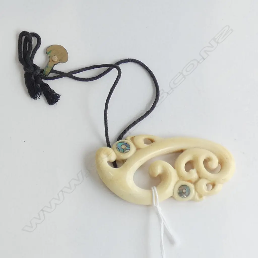 MAORI CARVED BONE PENDANT PAUA INLAYS H.80mm, Image 1++