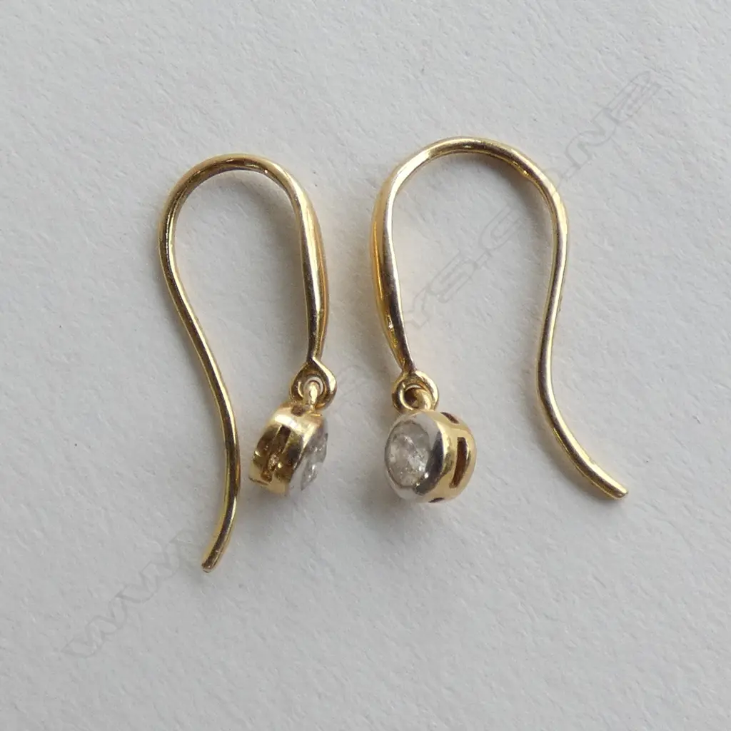 18CT GOLD & DIAMOND EARRINGS 0.9 GRAMS  Image 1++