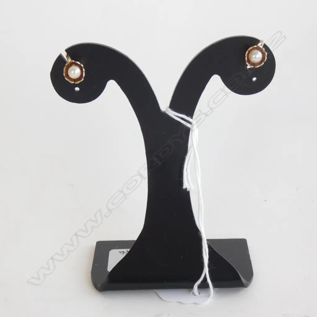 PR 9CT & PEARL STUD EARRINGS SCREW FITTINGS Image 1++