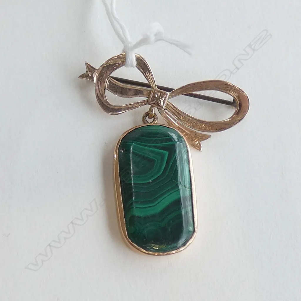 9CT GOLD & MALACITE BROOCH (af) Image 1++